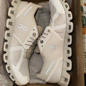 On-running Cloud Womens shoes.